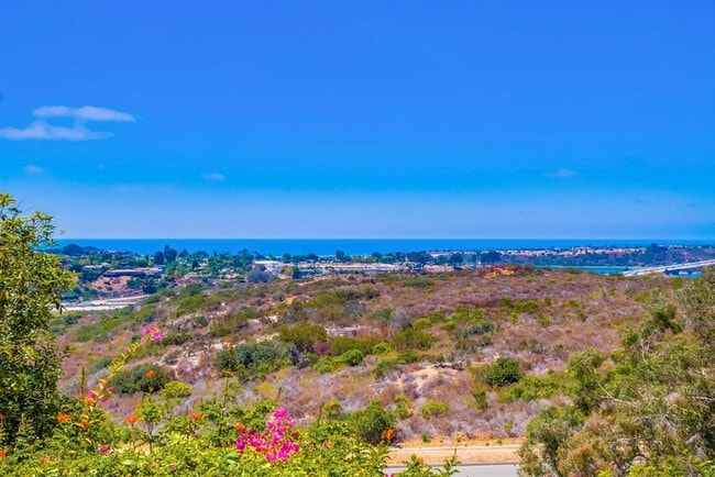 Building Photo - Fantastic ocean views in this spectacular ...