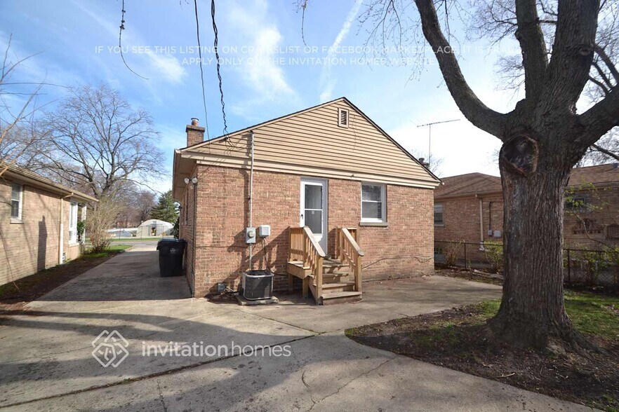 Building Photo - 1624 Mulford St
