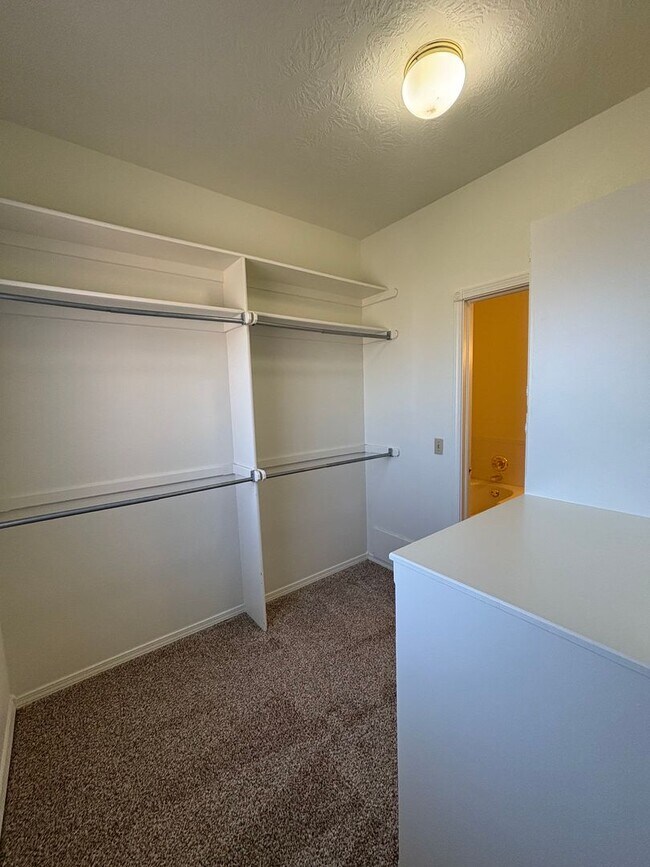 Building Photo - 3br 2.5ba on Surrey Hills Golf Course!!