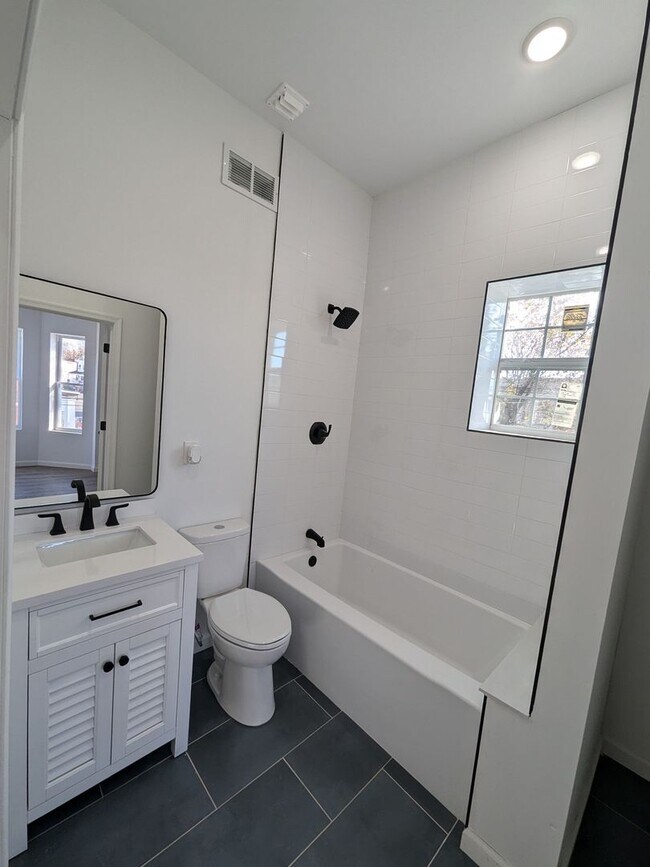 Building Photo - Gorgeous Home - West Philadelphia