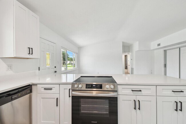Building Photo - 695 Sunset Dr