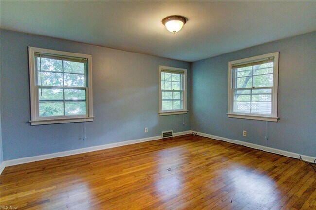 Building Photo - 4 Bed 3.5 Bath in Cleveland Heights - You Don't Want To Miss This!