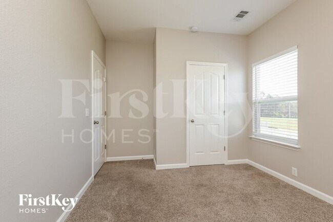 Building Photo - 4006 Summit Dr