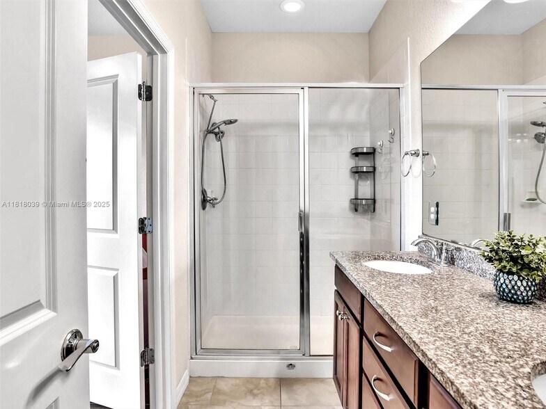 Building Photo - 3976 Poinciana Ln
