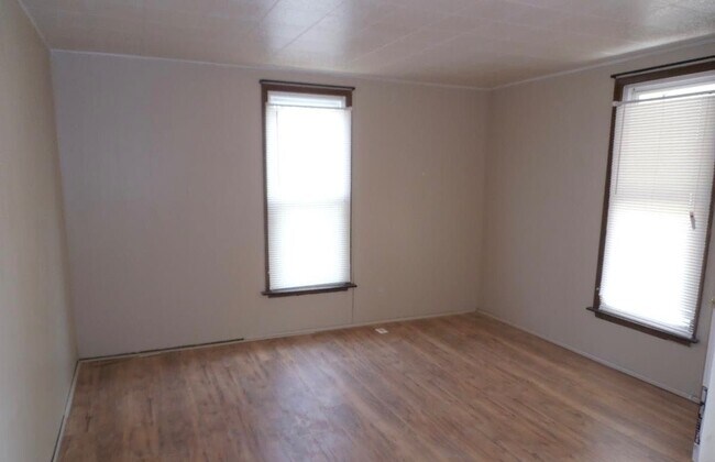 Building Photo - 628 N Kansas St