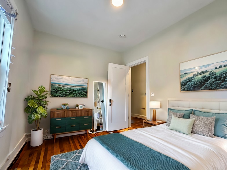 Building Photo - 839 Parker St