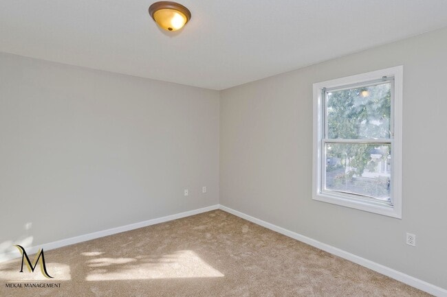 Building Photo - Newly Renovated Duplex Style Units | All New Appliances + Off Street Parking * 2 UNITS AVAILABLE *