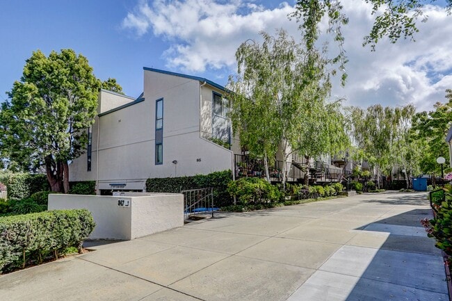 Building Photo - 845 Woodside Way