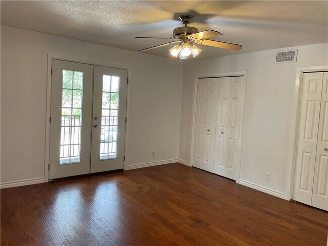 Building Photo - 6501 E Hill Dr