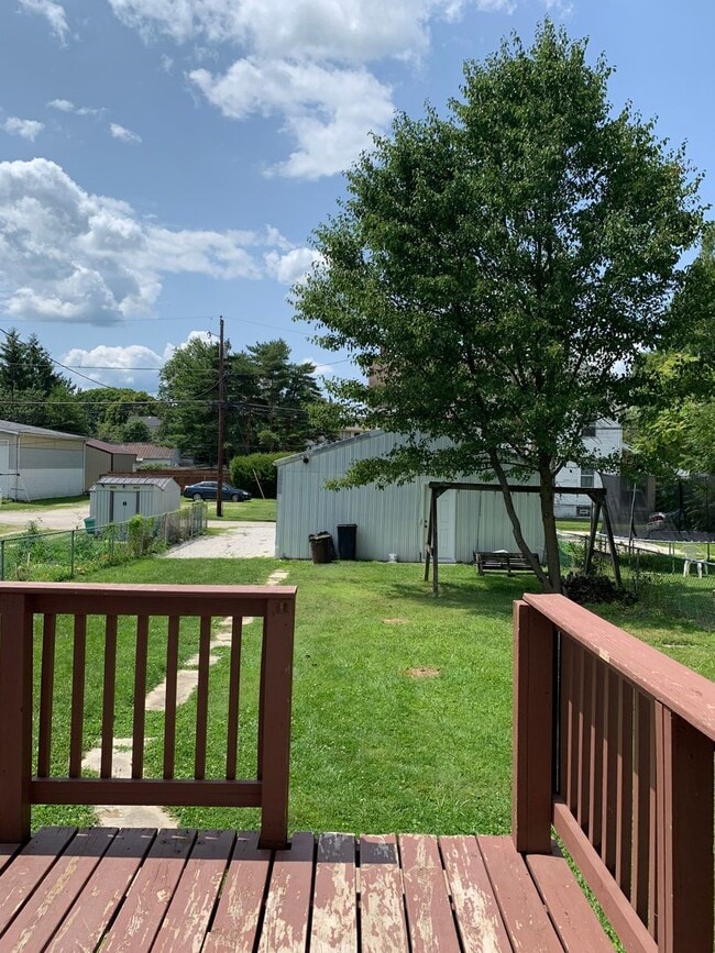 Building Photo - Large 4 bedroom student housing