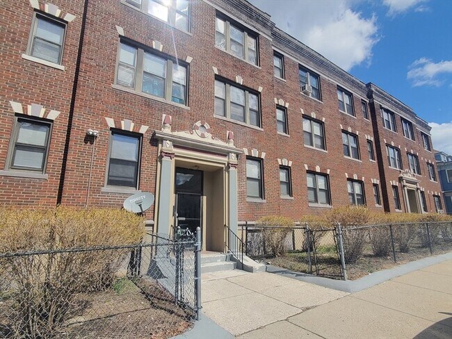 Building Photo - 10 Abbotsford St