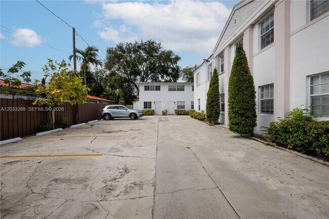 Building Photo - 932 SW 6th St