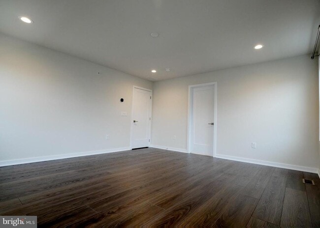 Building Photo - 240 Lilac St
