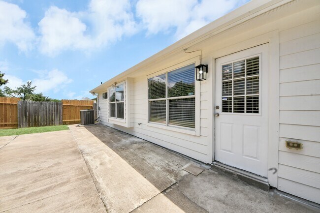 Building Photo - 12426 Magnolia Canyon