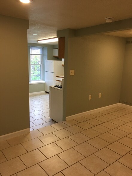 Building Photo - 725 E 5th St