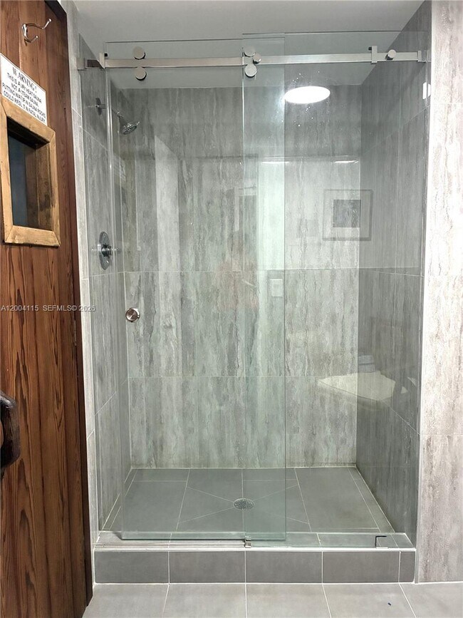 Building Photo - 2500 NE 135th St