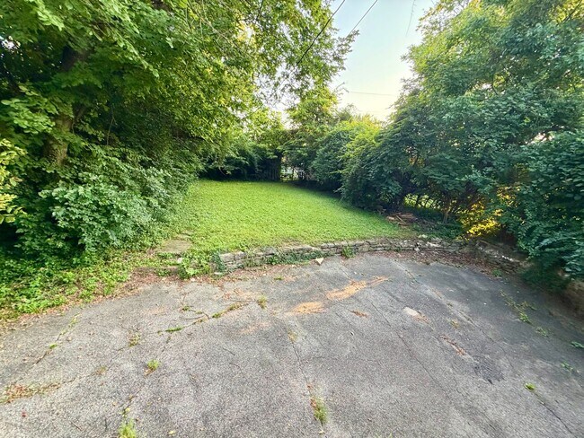 Building Photo - 1750 Avonlea Ave