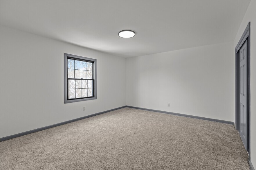 Building Photo - 546 Carriage Cir