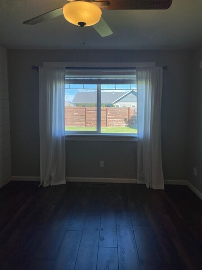 Building Photo - Custom Built 3 Bed/2 Bath Ranch Style Home!