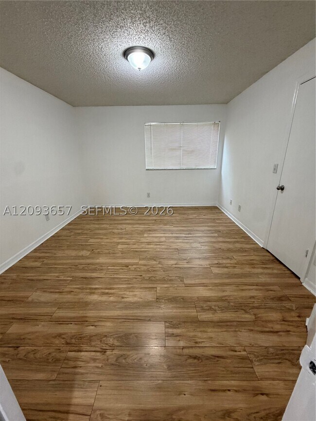 Building Photo - 565 Vista Isles Dr