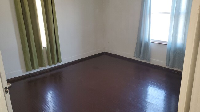 Building Photo - 3 bd, 1 ba house just north of downtown, w...