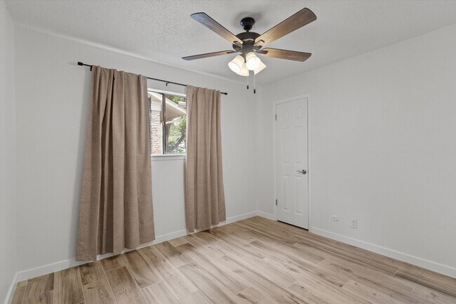 Building Photo - 703 Huntingdon Pl