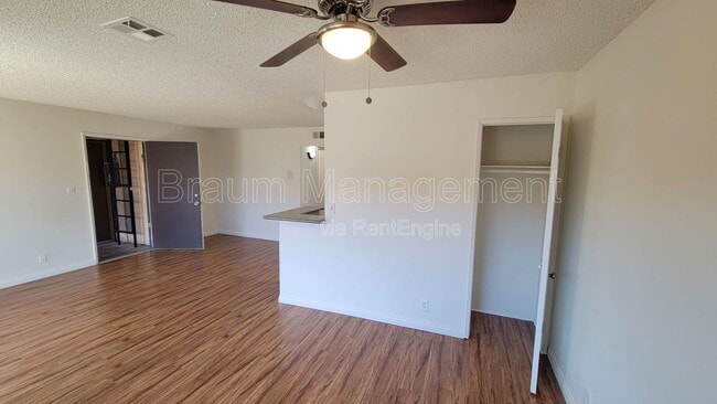 Building Photo - 14801 Delano St