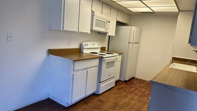 Building Photo - BEAUTIFUL 2 BEDS 1 1/2  BATHROOM APARTMENT