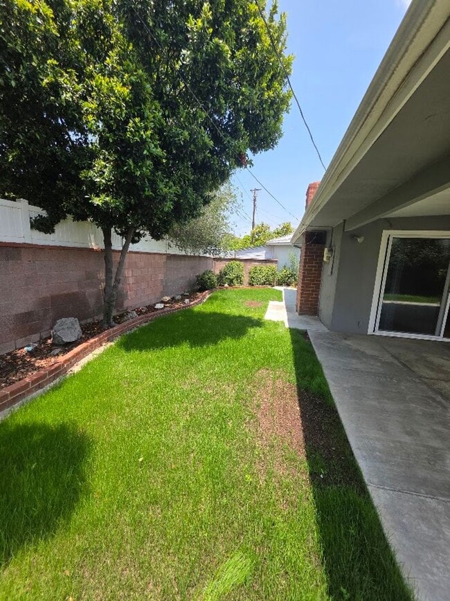 Building Photo - TURNKEY-RENT READY SPACIOUS 2BD/2BA HOME, 2-CAR GARAGE WITH AN AUTOMATIC ROLL-UP DOOR, LARGE COVE...