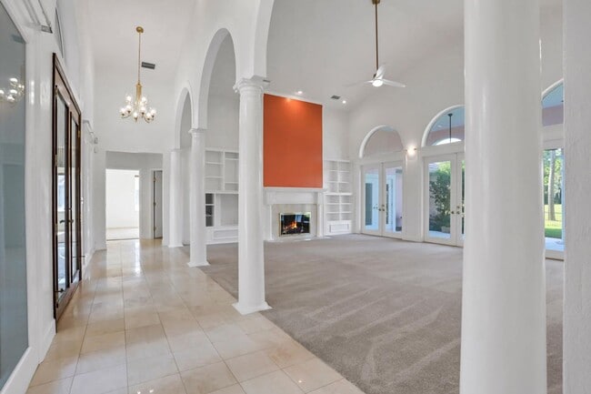 Building Photo - 3/2.5 in Pelican Bay