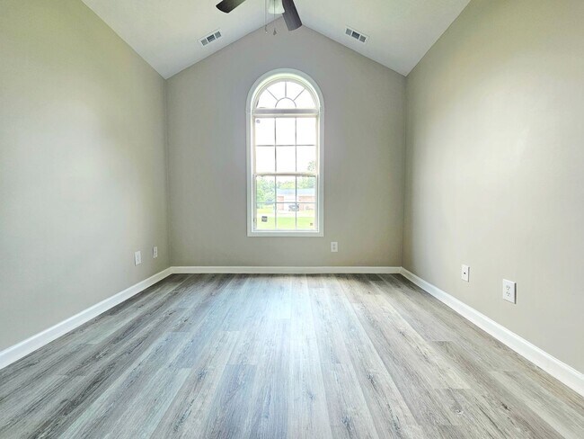 Building Photo - Move In Ready