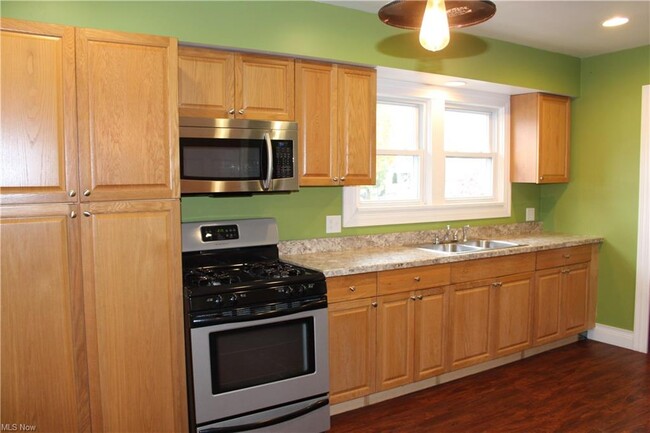 spacious kitchen, newer appliances, a lot of cabinet space - 1500 Harding ave