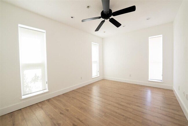Building Photo - 14110 Greenway Dr