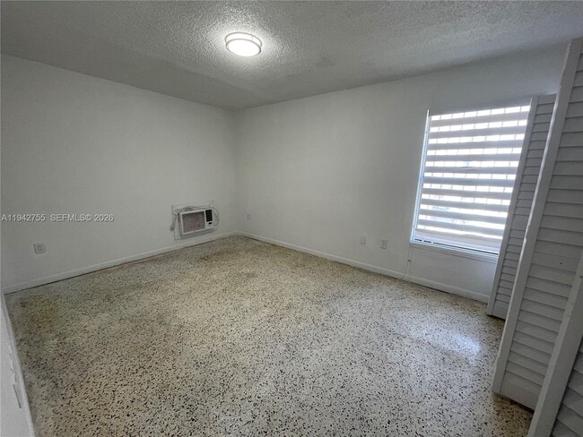 Building Photo - 142 SW 18th Ave
