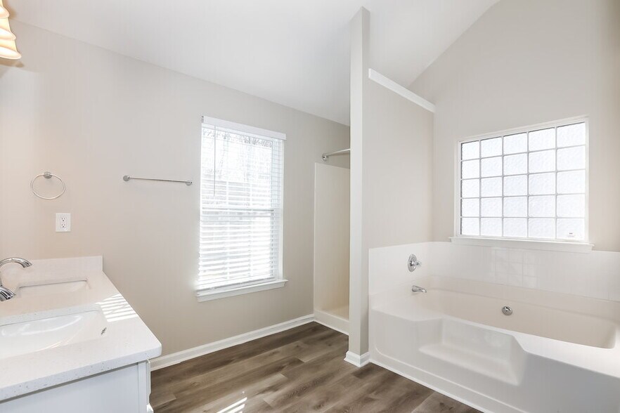 Building Photo - 3942 Rosebud Park Dr