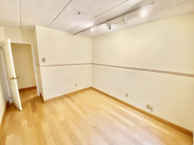 Building Photo - 135 Pleasant St