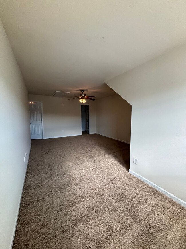 Building Photo - Spacious End Unit 3BR/2.5BA Townhouse