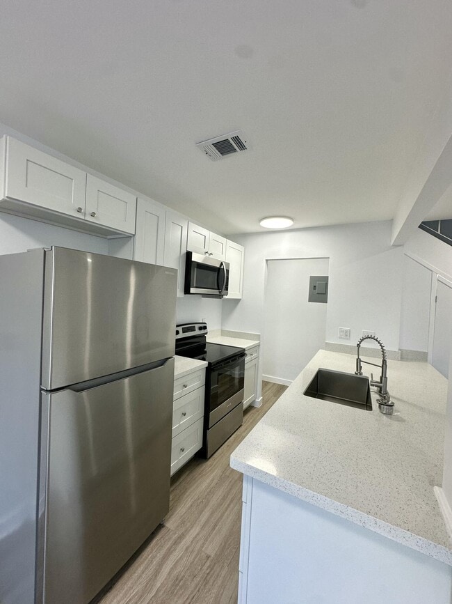 Building Photo - 906 E Tiffany Dr