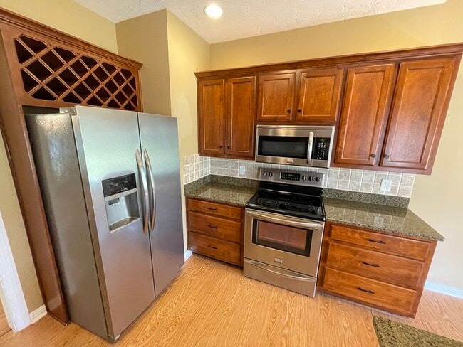 Building Photo - Wynbrooke home with large backyard, 2 car ...