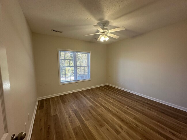 Building Photo - 3-bedroom, 3.5-bathroom nestled in Wyndhurst VA.