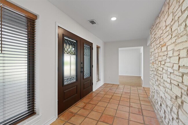 Building Photo - 104 Timpanagos Dr