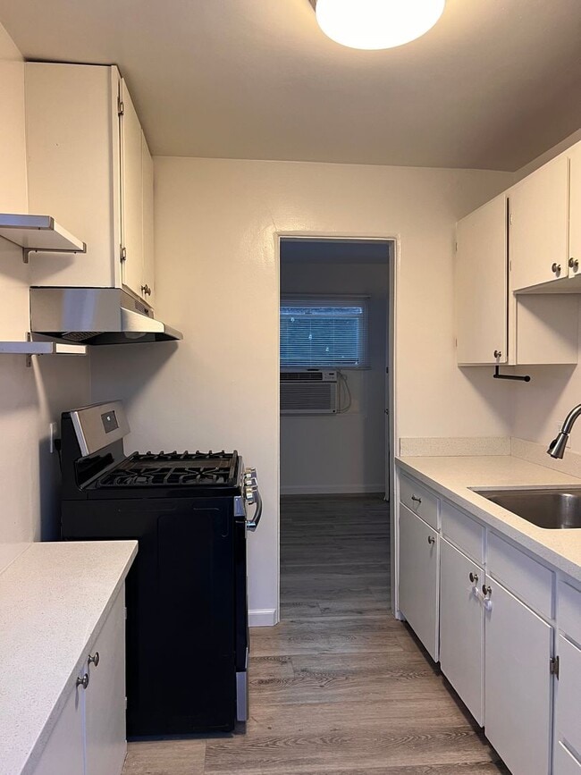 Building Photo - Cozy Cottage with large fenced yard, patio