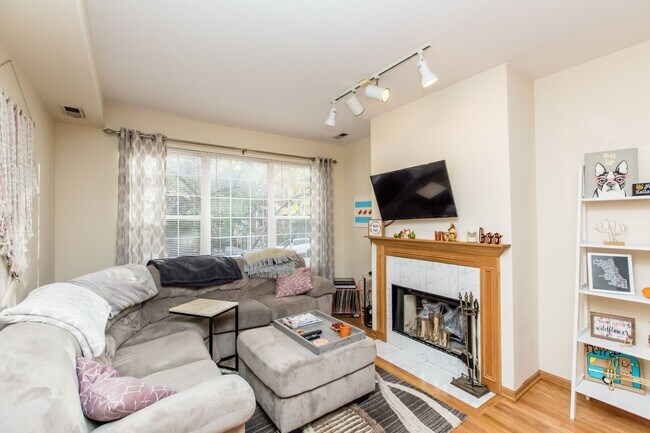 Building Photo - Condo Quality 3Bed/2bath in Wicker Park! In-Unit Laundry! Central Air! Blue Line!