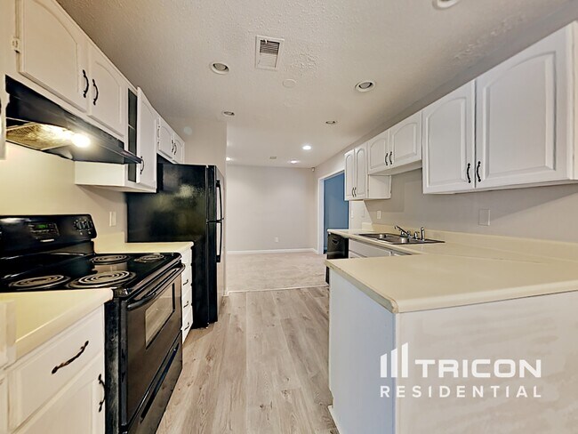 Building Photo - 1027 Chapman Cir