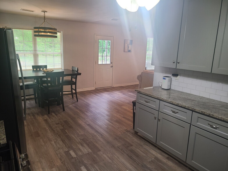 Building Photo - Room in House on Navajo Trail