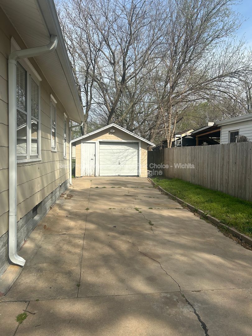Building Photo - 2142 S Waco Ave