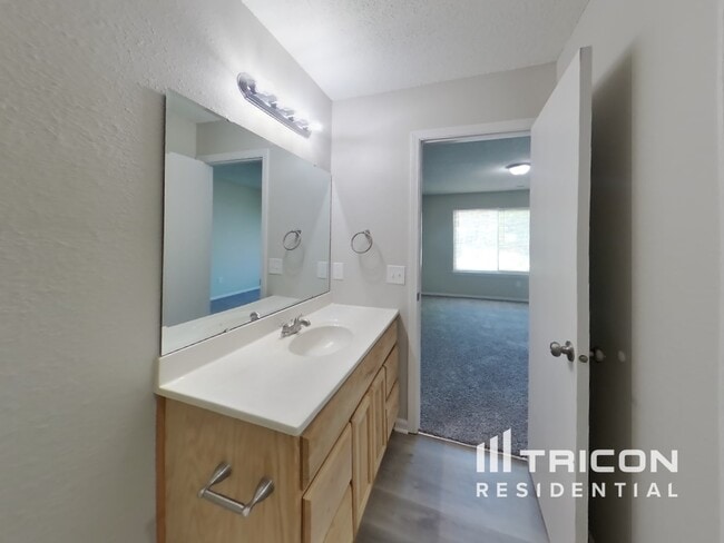 Building Photo - 1401 Thomas Dr