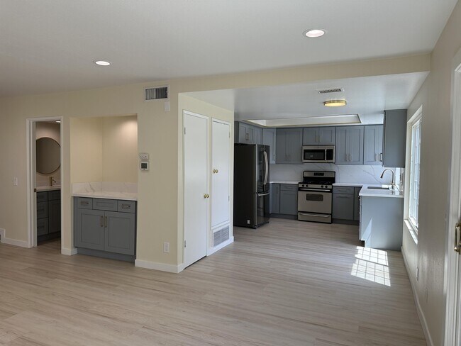 Building Photo - 306 Dolores Cir