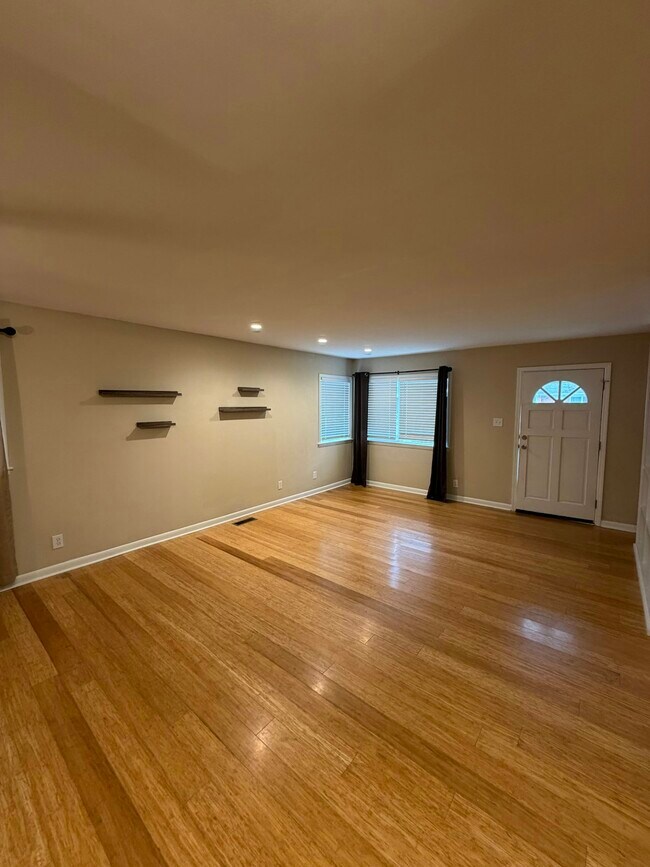 Building Photo - 2403 Meadow Dr