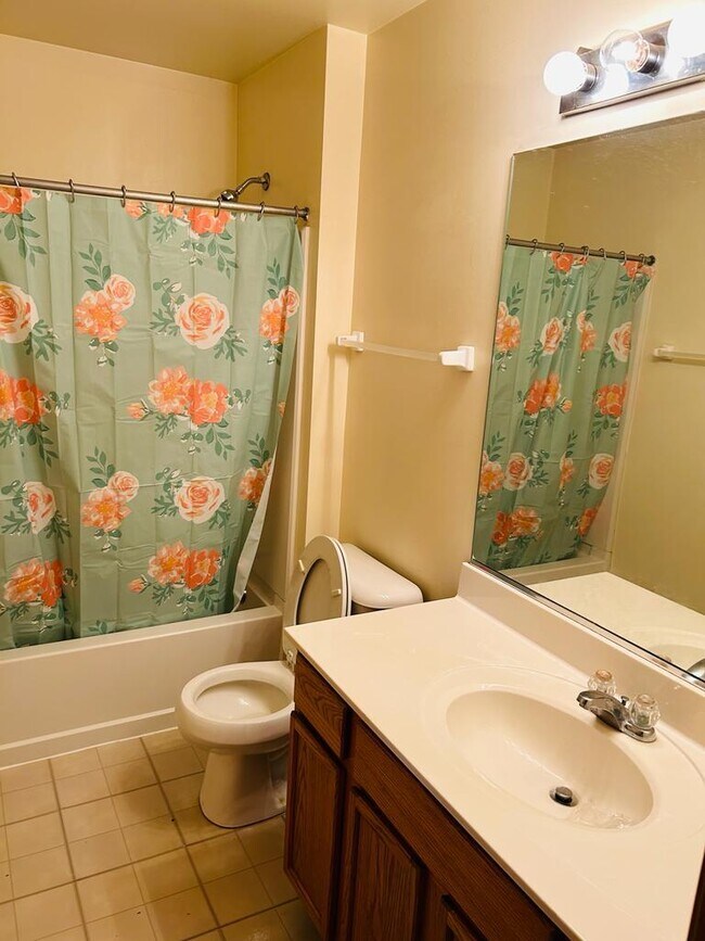 Building Photo - 1131 Silverstone Dr